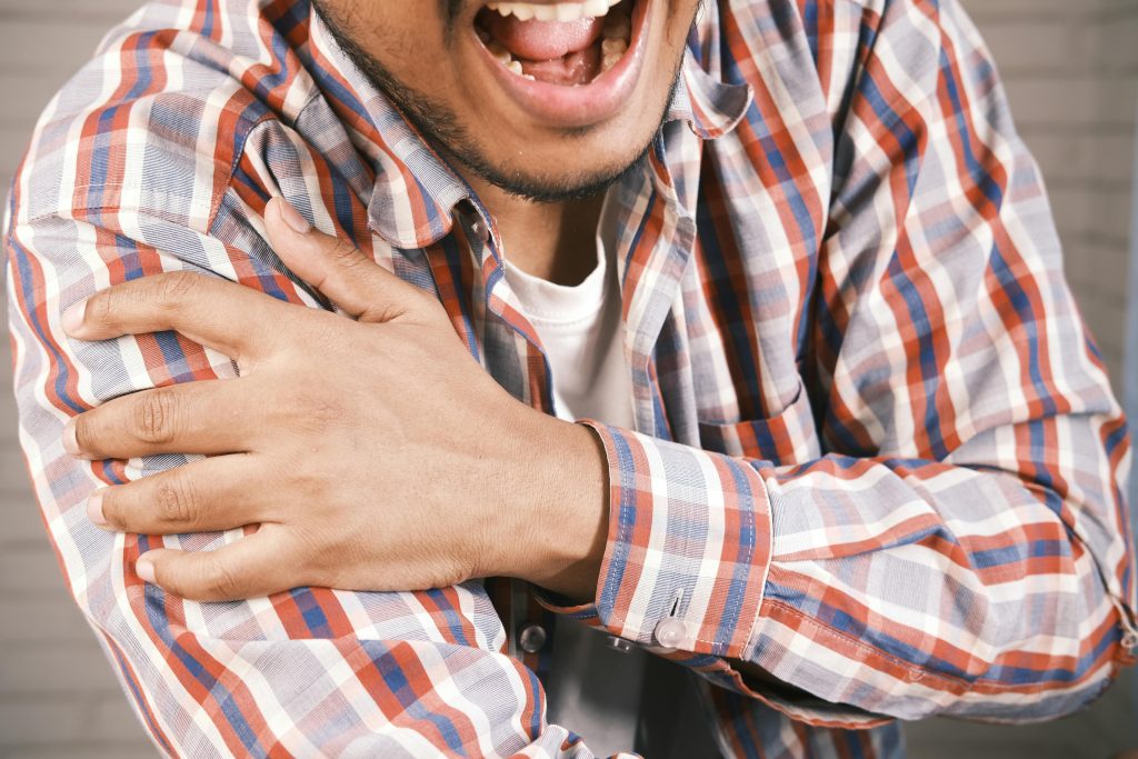 Douleur épaule causée par arthrite