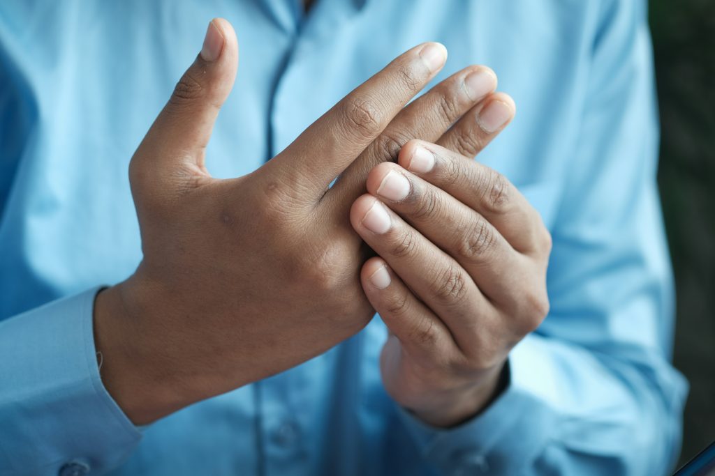 Douleurs articulaires aux doigts arthrite