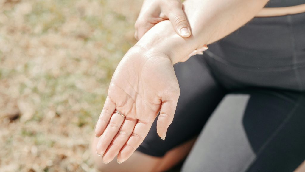 Femme douleur poignet inflammation articulaire
