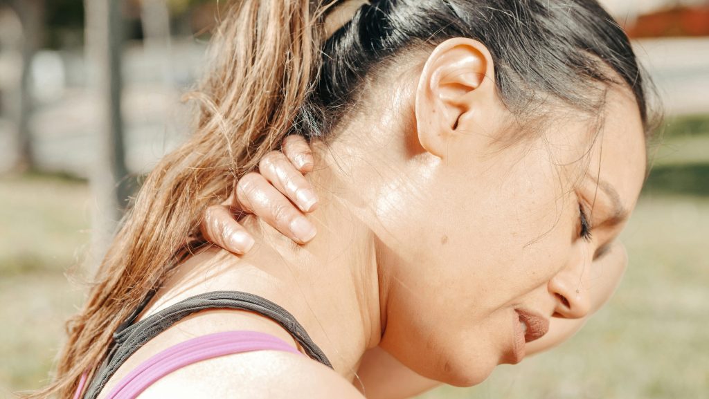Femme souffrant de tension cervicale