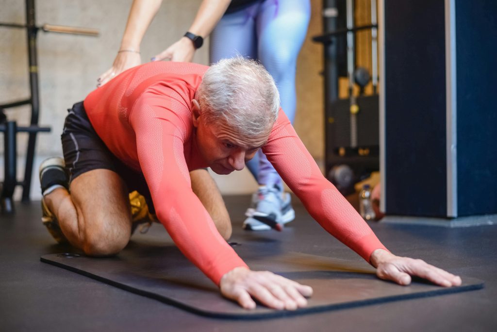Étirement articulaire senior en salle
