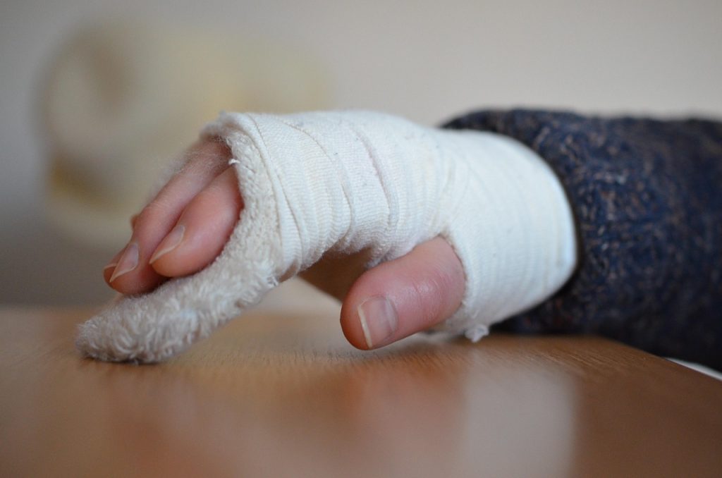 Fracture doigts avec bandage articulaire