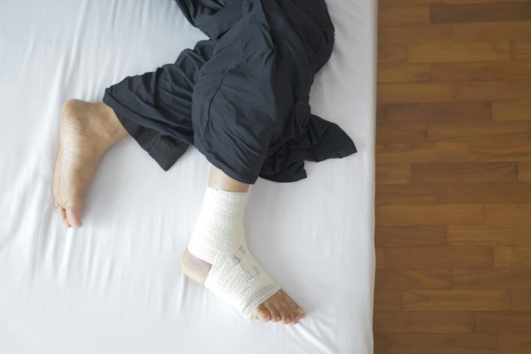 Repos post-fracture pied immobilisé