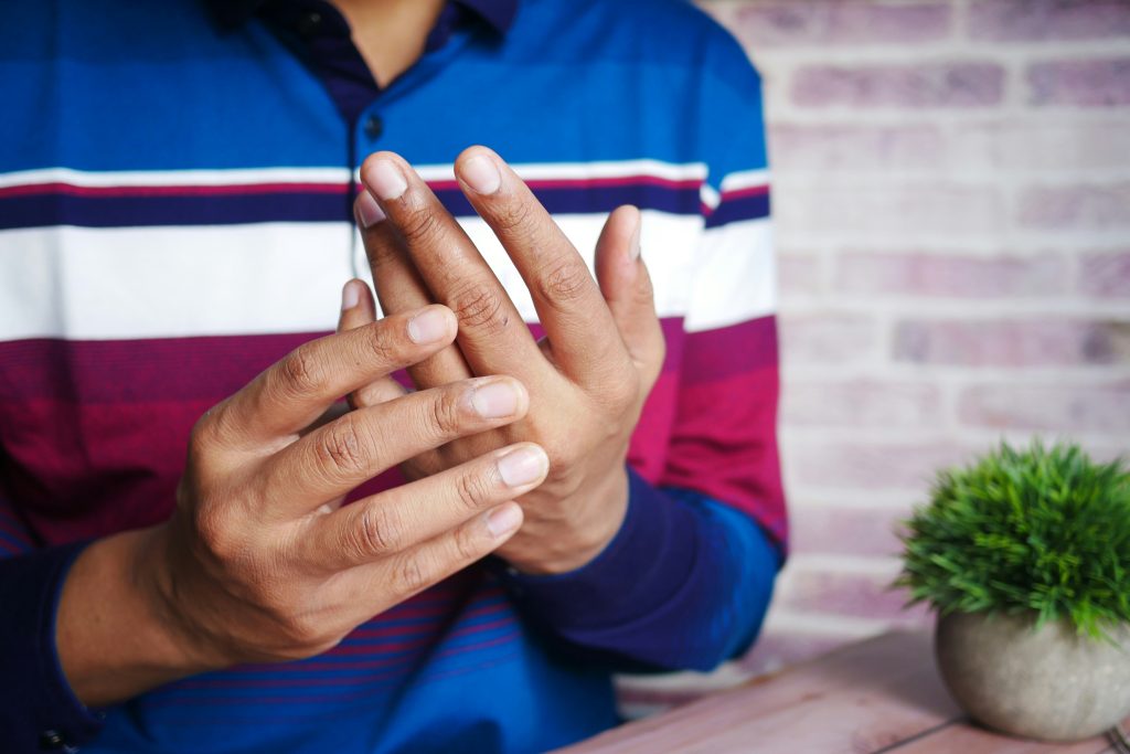 Douleurs aux doigts inflammatoires chroniques